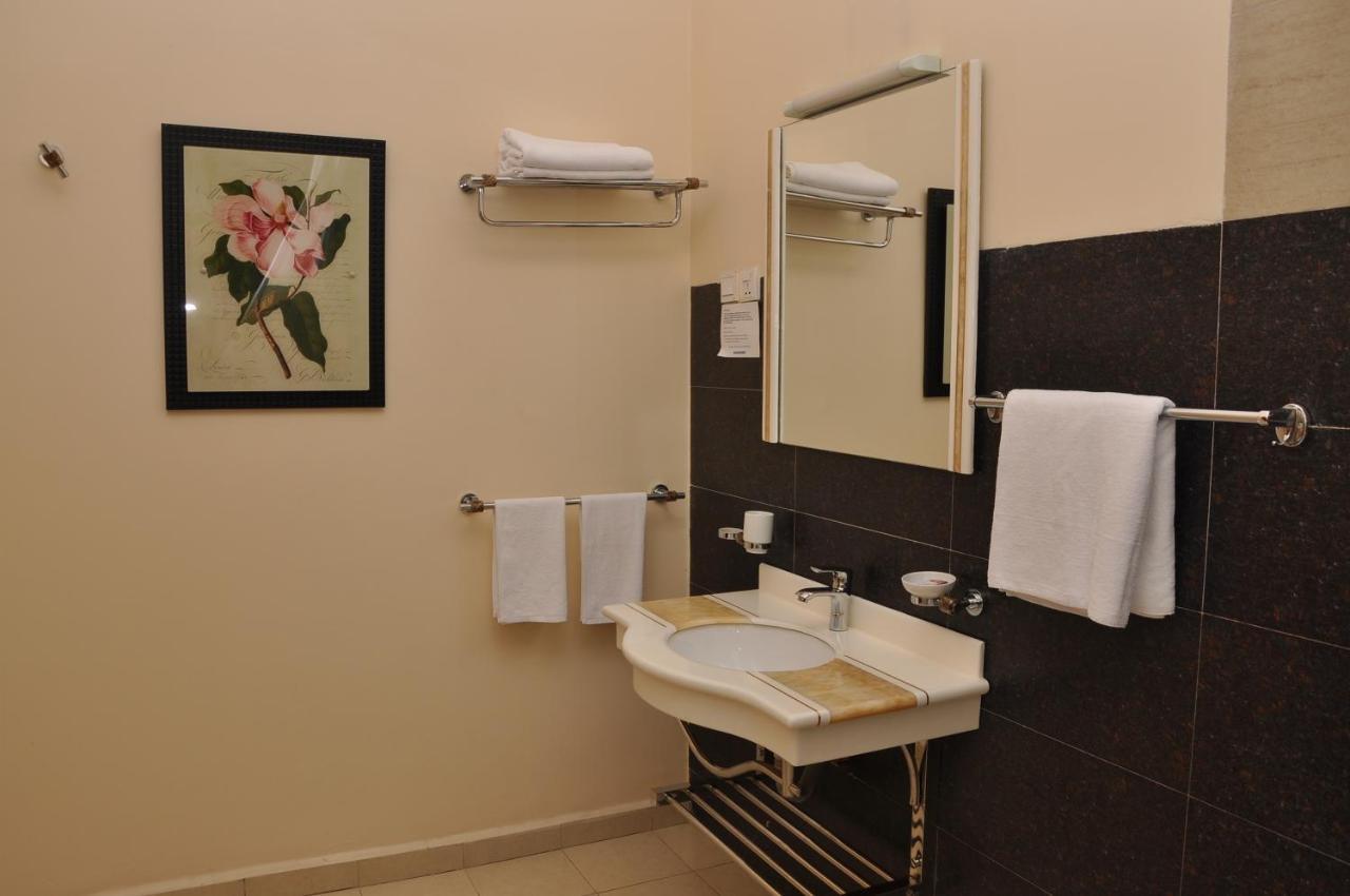 Garr Hotel Кигали Екстериор снимка